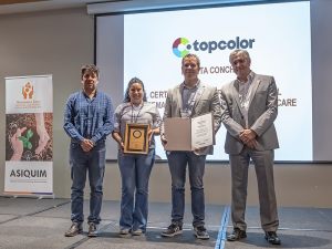 La primera de muchas: Topcolor logró la primera verificación en RC. Jorge Espinoza, Daniela Guzmán y Enzo Marzullo muestran su orgullo.